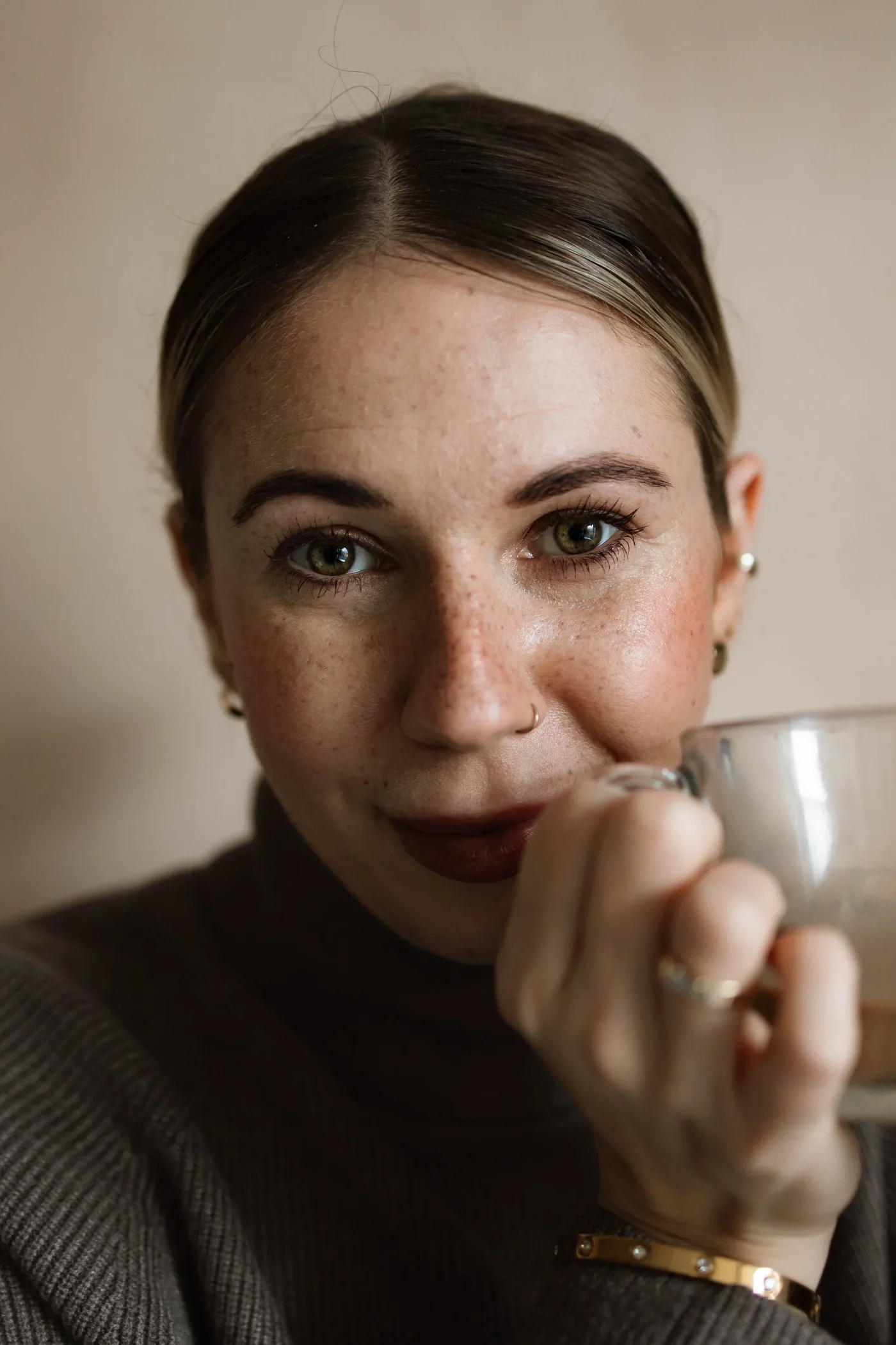 Magdalena Wrona z filiżanką herbaty
